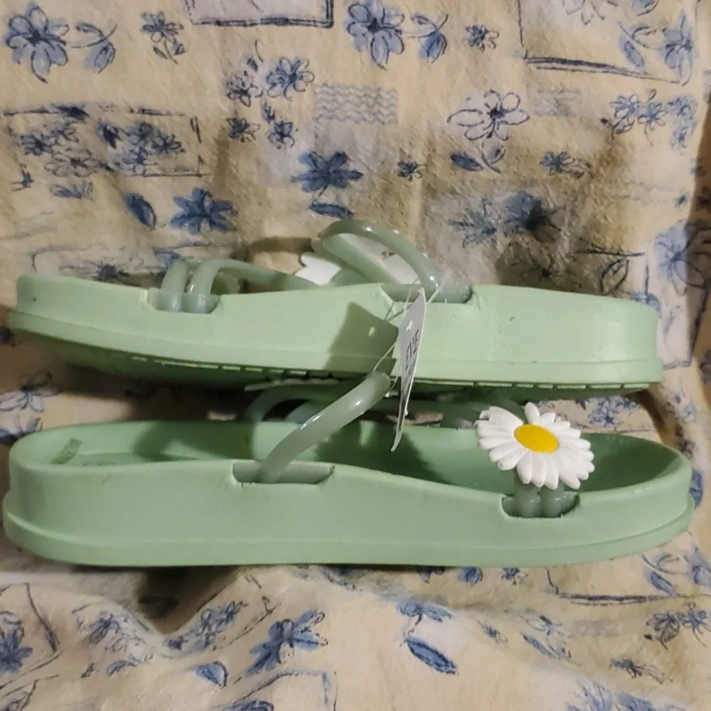 BNWT:  Green Rubber Sandals - Picture 3 of 6